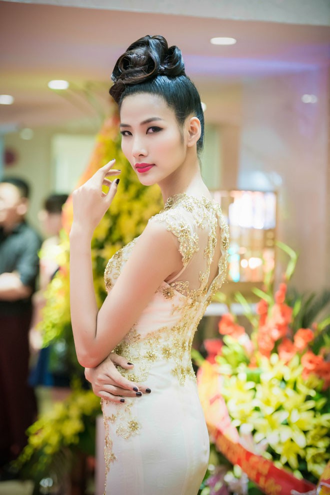 Á hậu Thụy Vân khoe chân thon sexy với váy xuyên thấu - ảnh 8